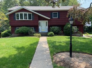 389 Queens Ct, Ridgewood, NJ 07450