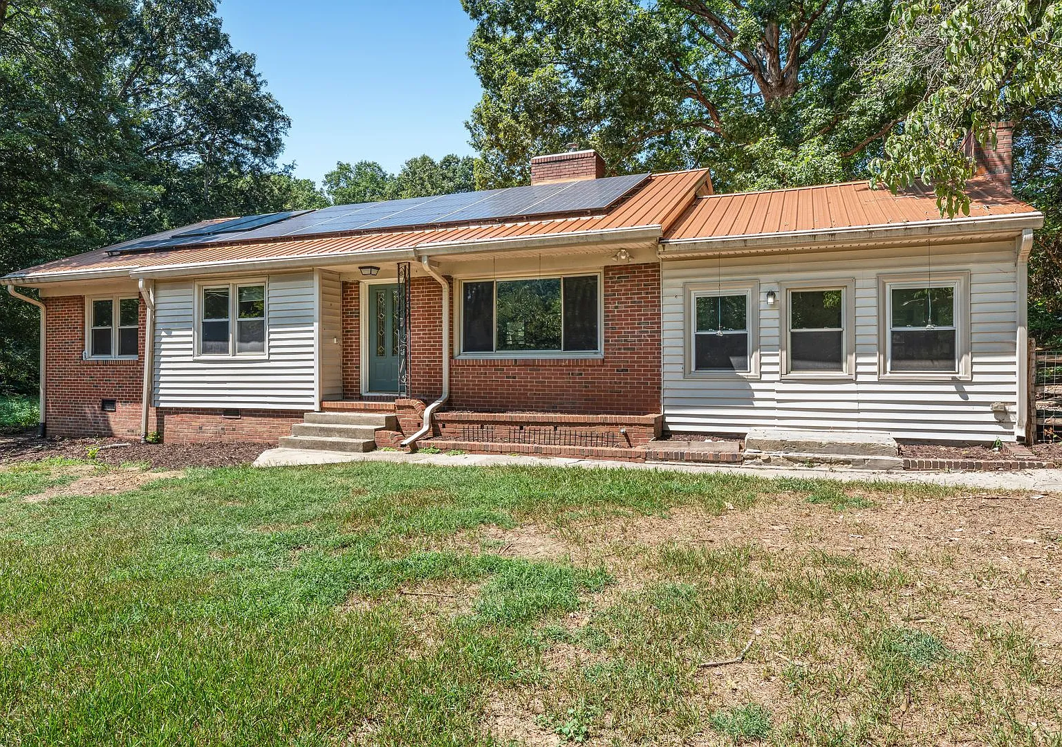 3 Bed+Bonus/1.5 Bath Home + 2 Fenced Acres - Available Now! — Photo 2