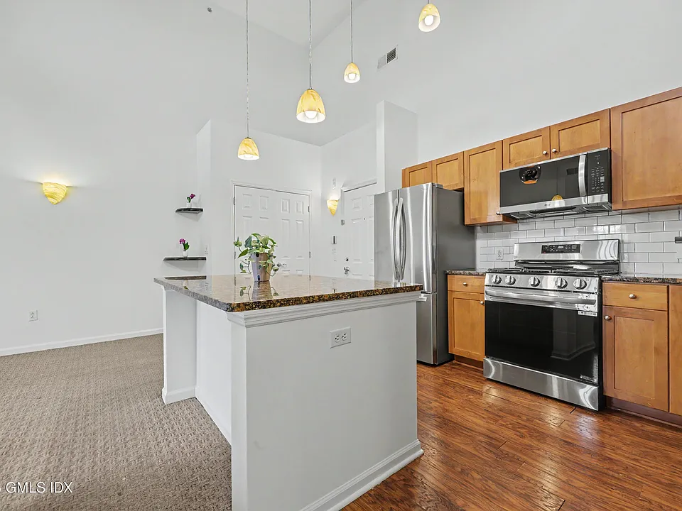 25 Adams Ave #409