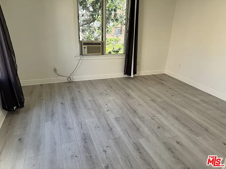 243 1/2 N Swall Dr — Photo 3