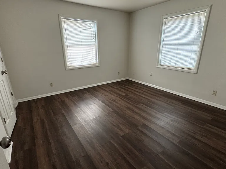 1437 Berkshire Dr — Photo 2