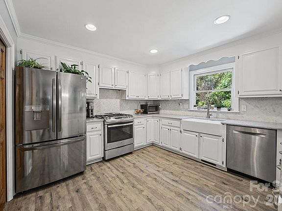 5th image of 2703 Blythe Rd