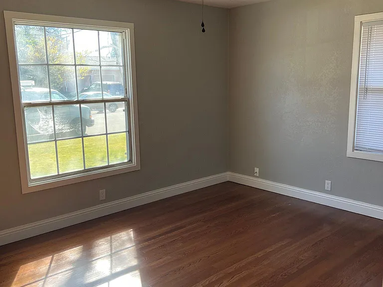 1015 Cameron Way — Photo 3