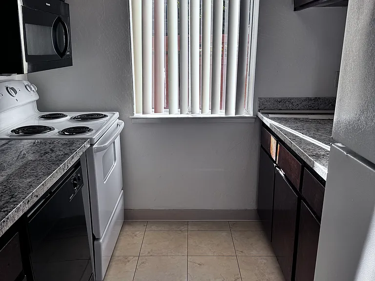 Alvarado Parkside — Photo 9