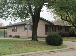 233 Fairfax Dr, Lebanon, MO 65536