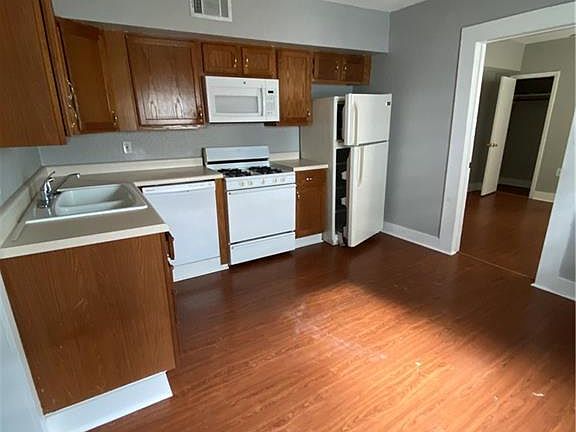 5th image of 826-28 Clouet St