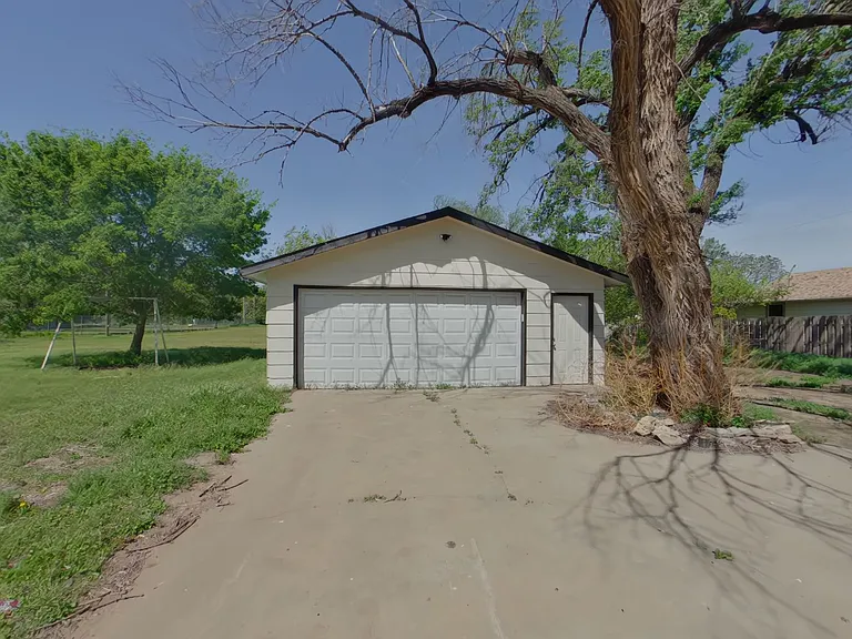 1031 N Edwards Ave — Photo 17