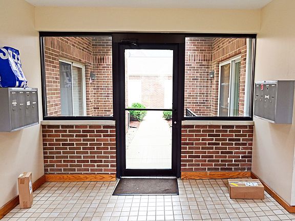 2nd image of 5805 W Eddy St APT 1D