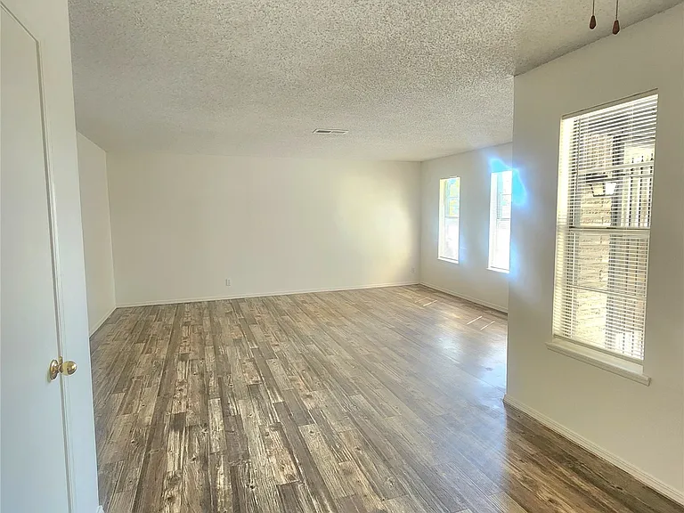 122 W Kent St — Photo 5