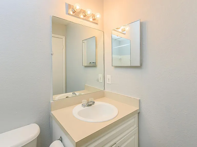 Crown Pointe Apartments — Photo 14