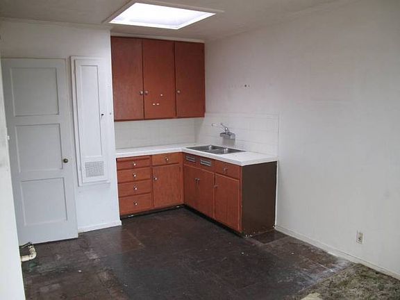 5th image of 278 Monticello St
