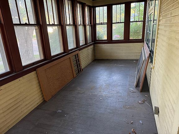 5th image of 988 Earl St