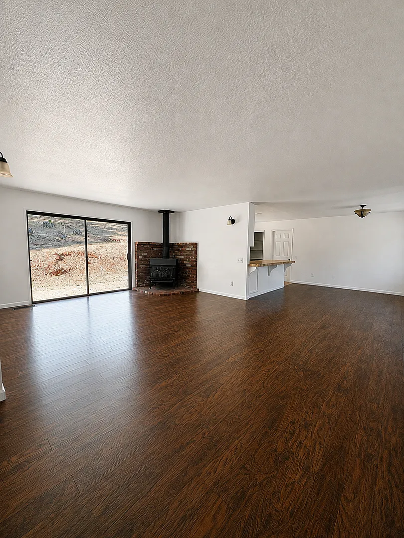 Charming 3-Bed Auburn Retreat on Half-Acre Lot with 3-Car Garage — Photo 2