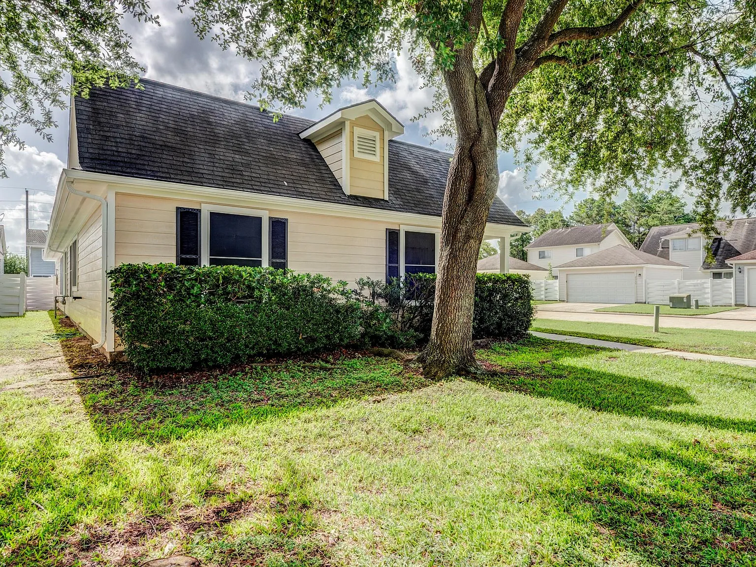 3 bed, 2.0 bath, 1432 sqft, $1,900 — Photo 2