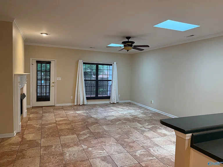 139 Canterbury Dr — Photo 8