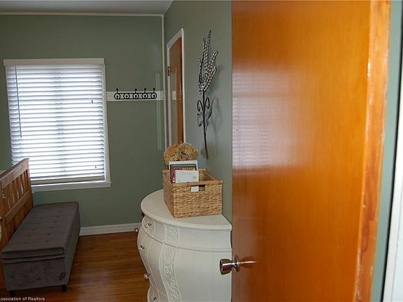 5th image of 393 Poinsettia Ave