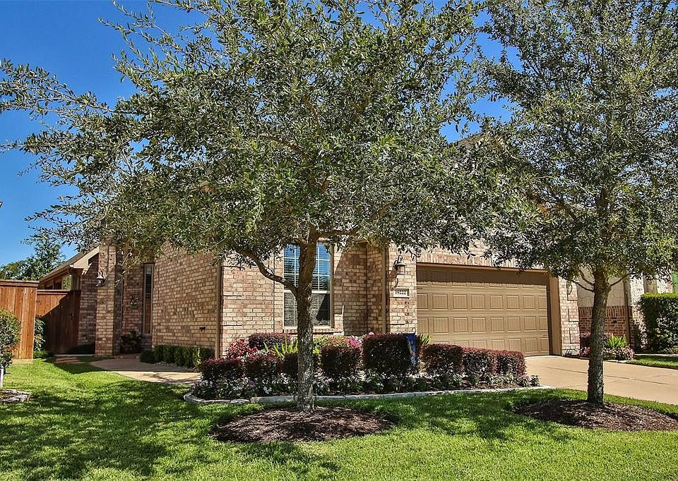 Beautiful 1 story, 3 bedroom, 2 bath home located in the 55+ community of Heritage at Towne Lake