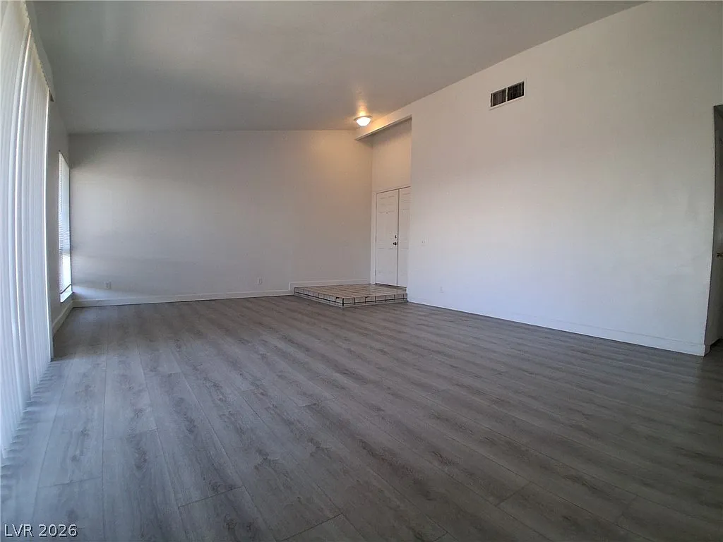 3 bed, 2.0 bath, 1487 sqft, $1,951 — Photo 3