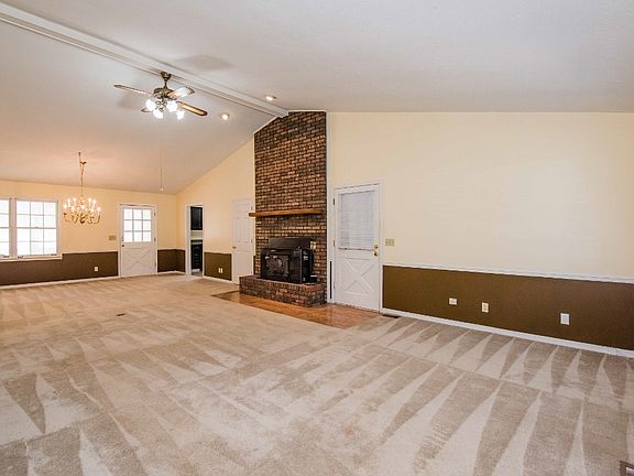 4th image of 4081 Essex Dr