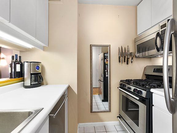 4th image of 295 Greenwich St APT 6F