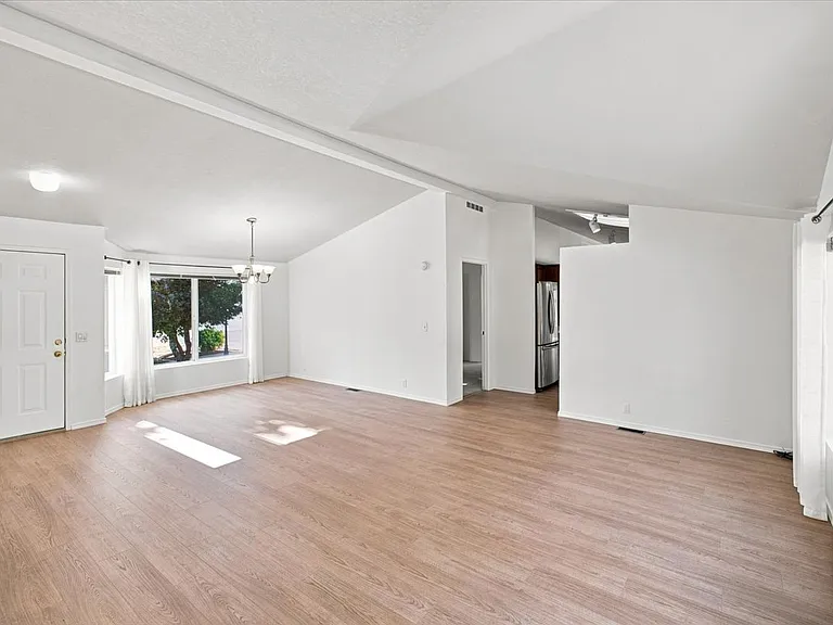 1715 W 1st Ave — Photo 5