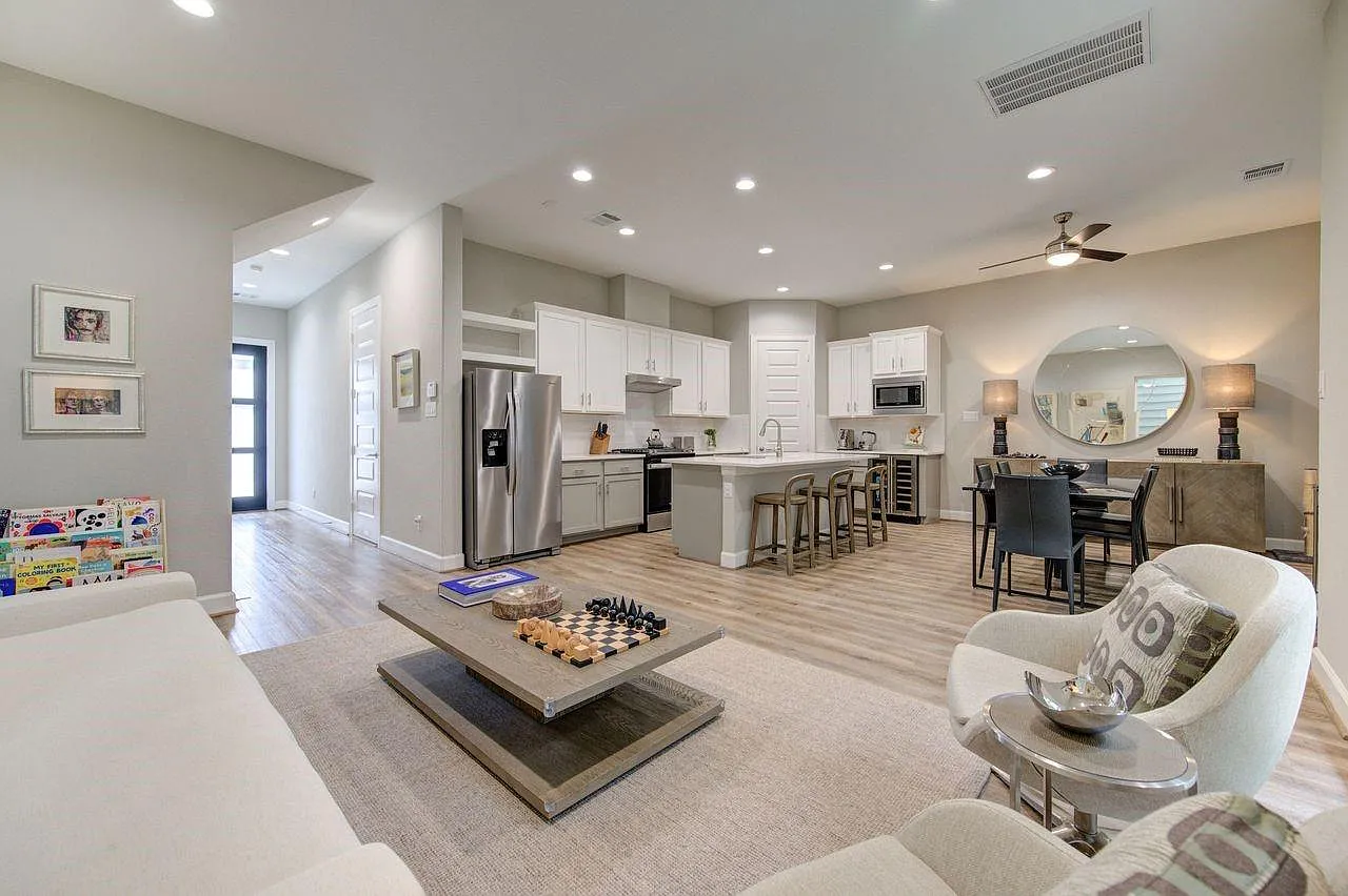 4 bed, 3.5 bath, 2799 sqft, $4,300 — Photo 3