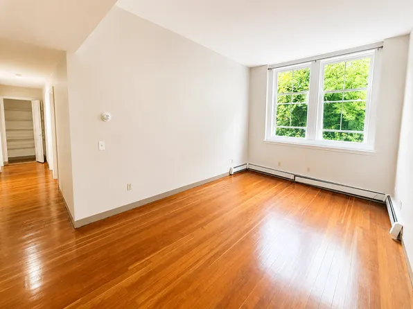 Israel Putnam Apartments, 97 School St APT 104, Putnam, CT 06260