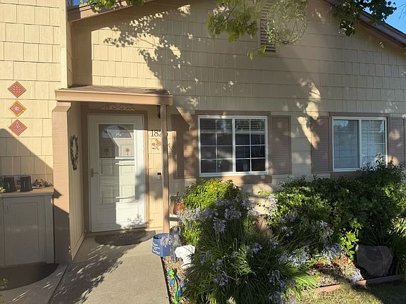 2nd image of 1825 Rhododendron Dr