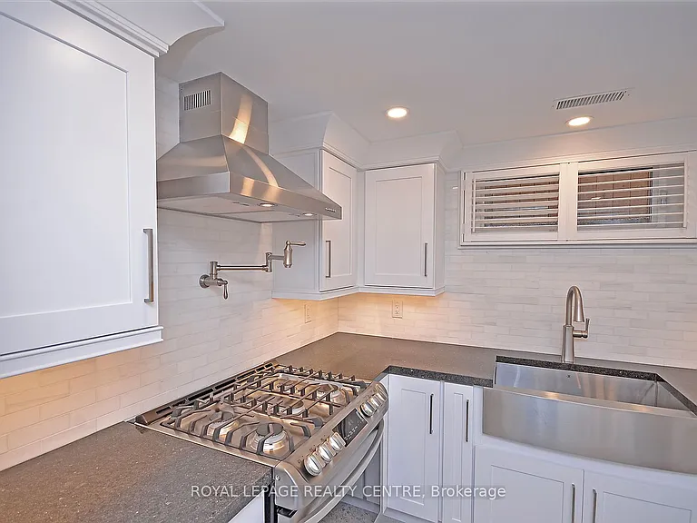 326 Slade Cres #LOWER — Photo 13