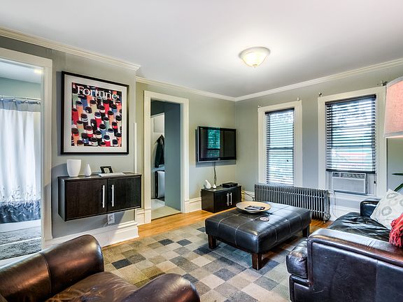 LR with crown molding