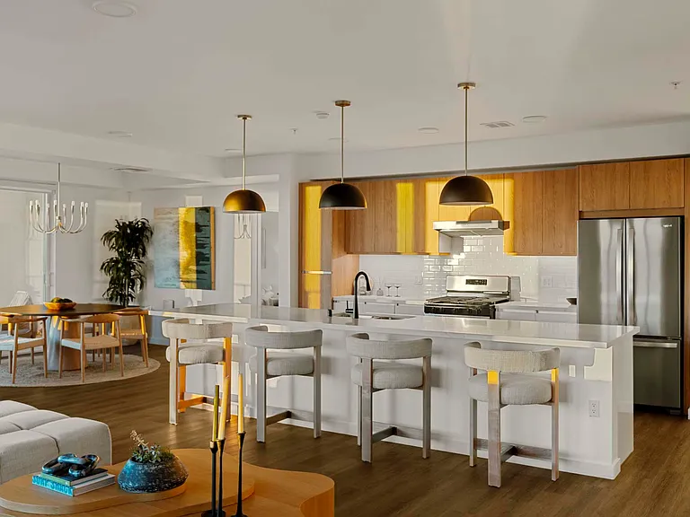 Eddy Redondo Residences — Photo 36
