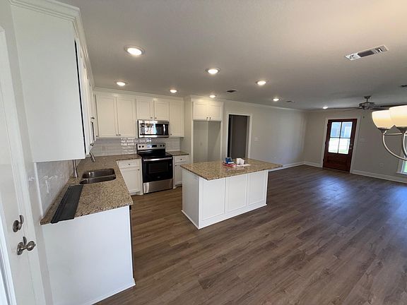 3rd image of 19 Jackson Square Dr