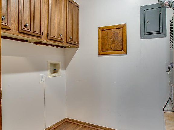 5th image of 1708 Surrey Ln
