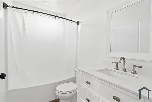 525 W 8th St #201 — Photo 11