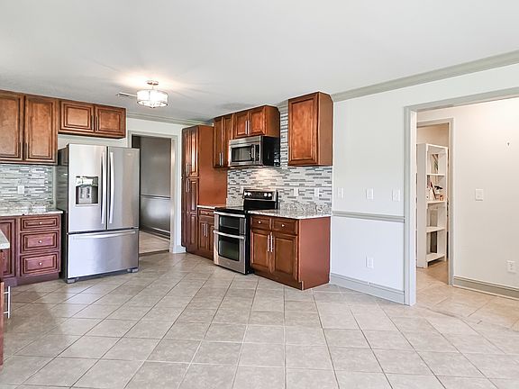 2nd image of 11 Henderson Rd