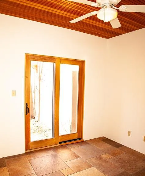 More of the office/ guest bedroom.