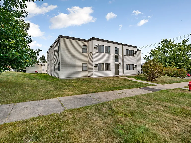Lakeside Manor Apartments — Photo 13