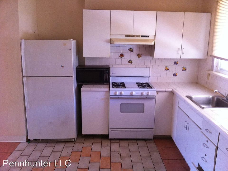 2nd image of 4134 Claridge St