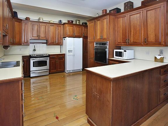5th image of 333 Goddard Ave