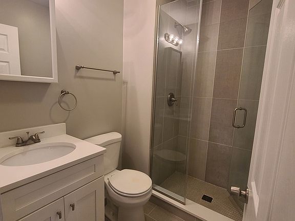 4th image of 824 W Cuyler Ave #301