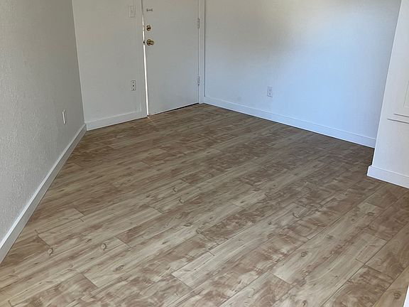 4th image of 1015 E Hurd St #10