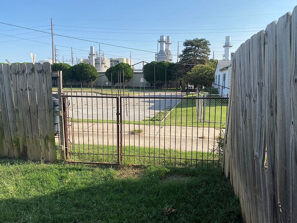 2nd image of 304 W Fresno Ave