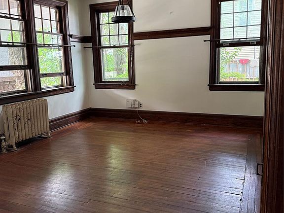 4th image of 110 Romaine Pl