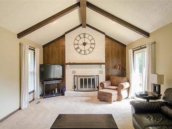 3rd image of 3503 Emerald Ln