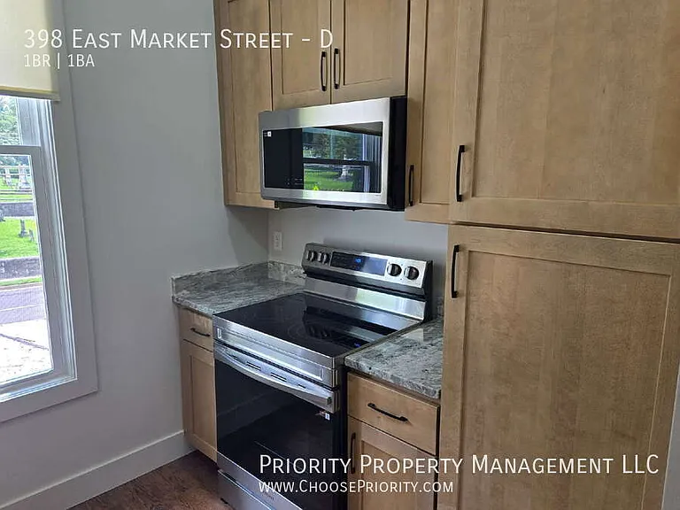 398 E Market St #D — Photo 9