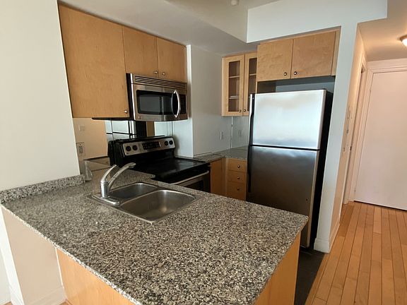 5th image of 8 Scollard St #1407