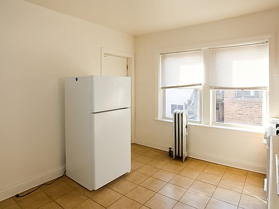 4th image of 7738 N Ashland Ave APT 3G