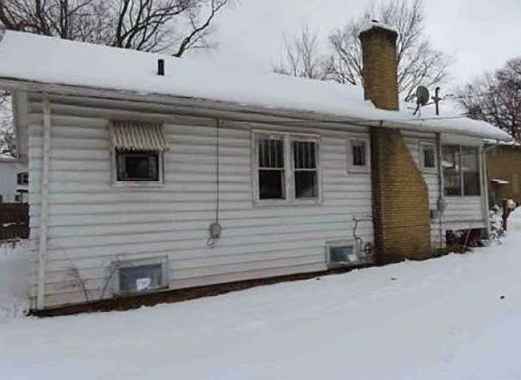 3rd image of 205 E Maple St