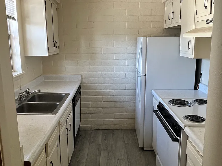 5900 Marble Ave NE — Photo 3