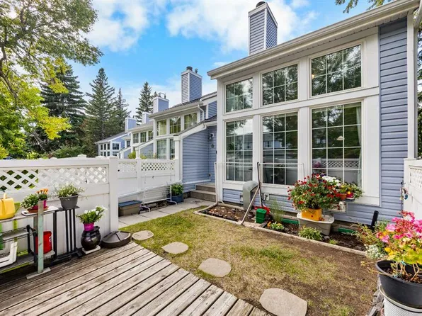 28 NE Berwick Cres NW #12, Calgary, AB T3K 1Y7